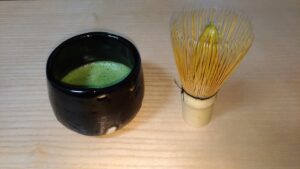 手びねりで作った黒の抹茶じゃわん。筆者が作成。緑の抹茶と黒の器がとても映えている。