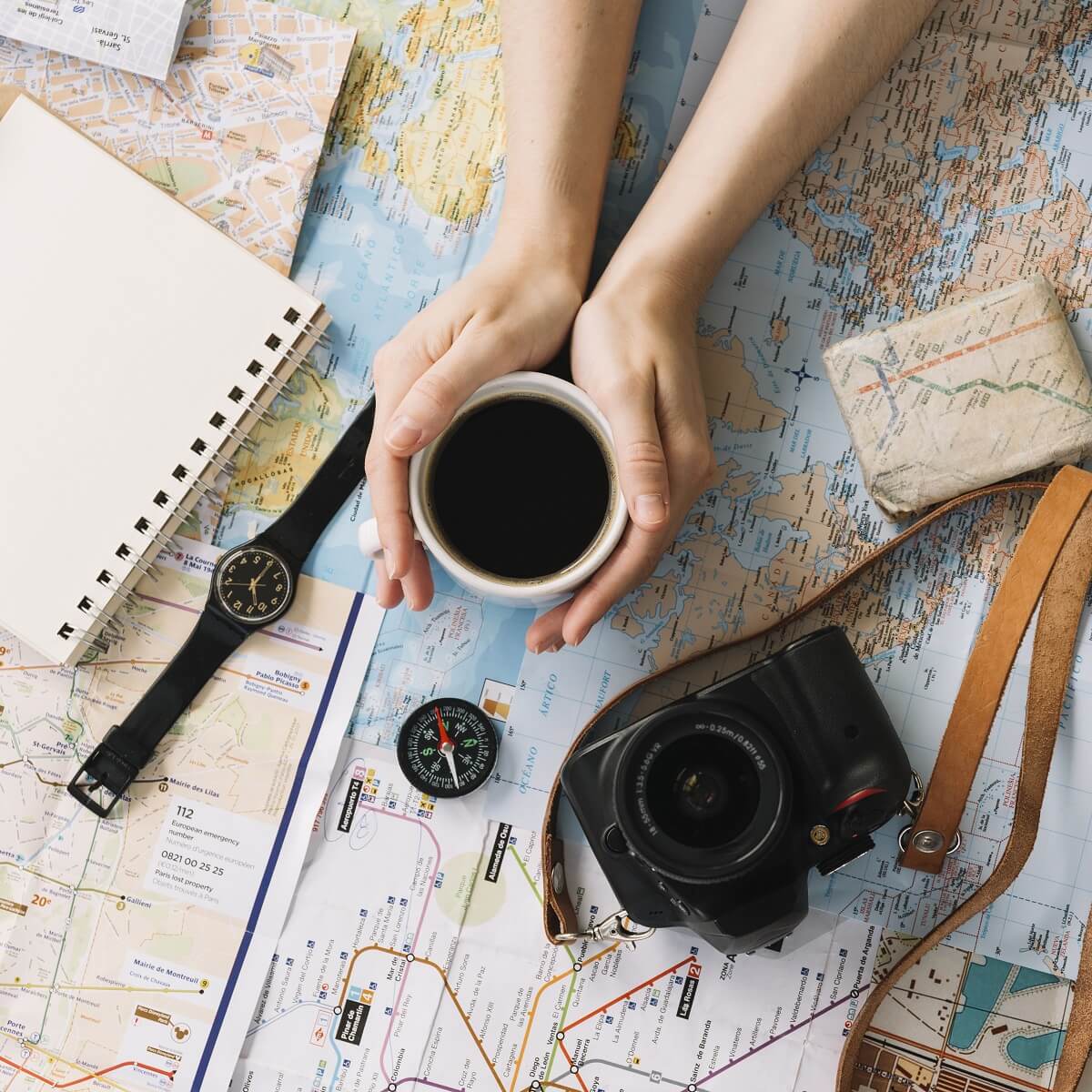 地図と羅針盤とカメラと時計とノートとコーヒー。