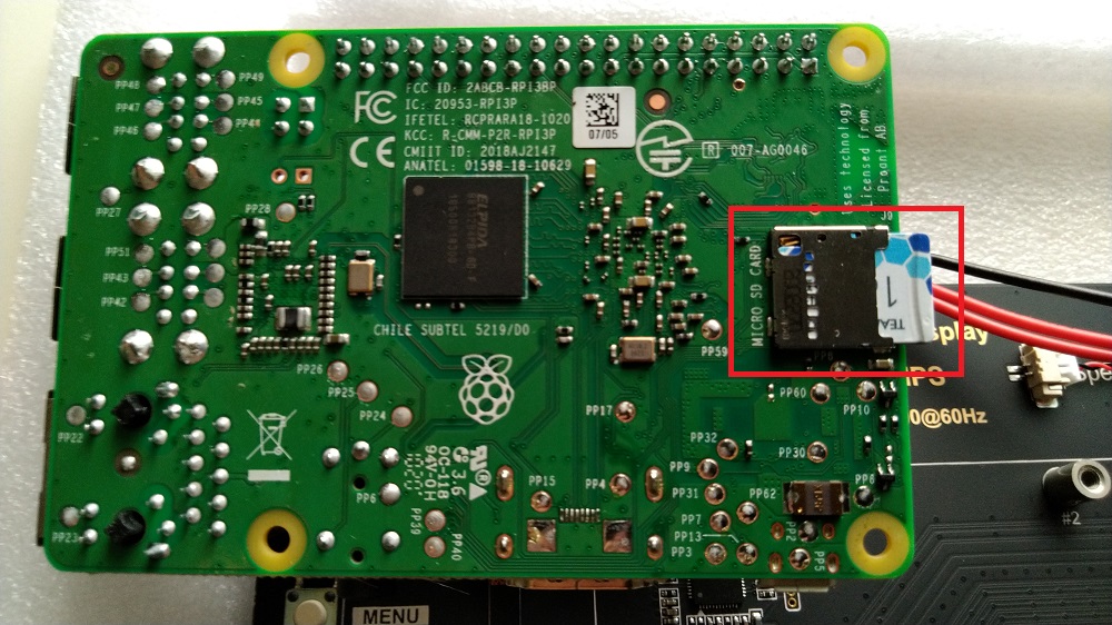Raspberry Pi 3B+の背面にあるスロットへのSDカードの差し込み方。